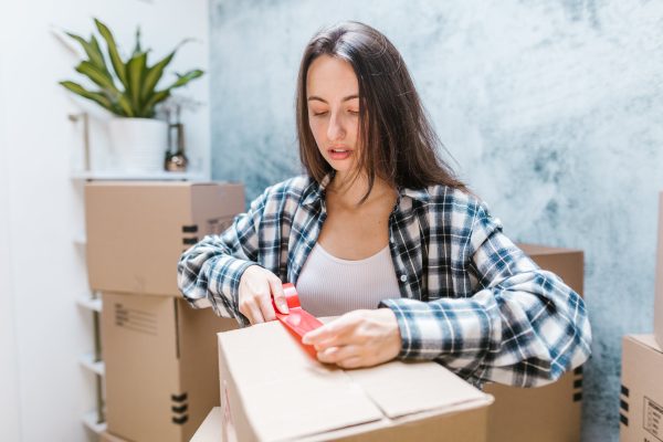 cerrando caja de mudanza