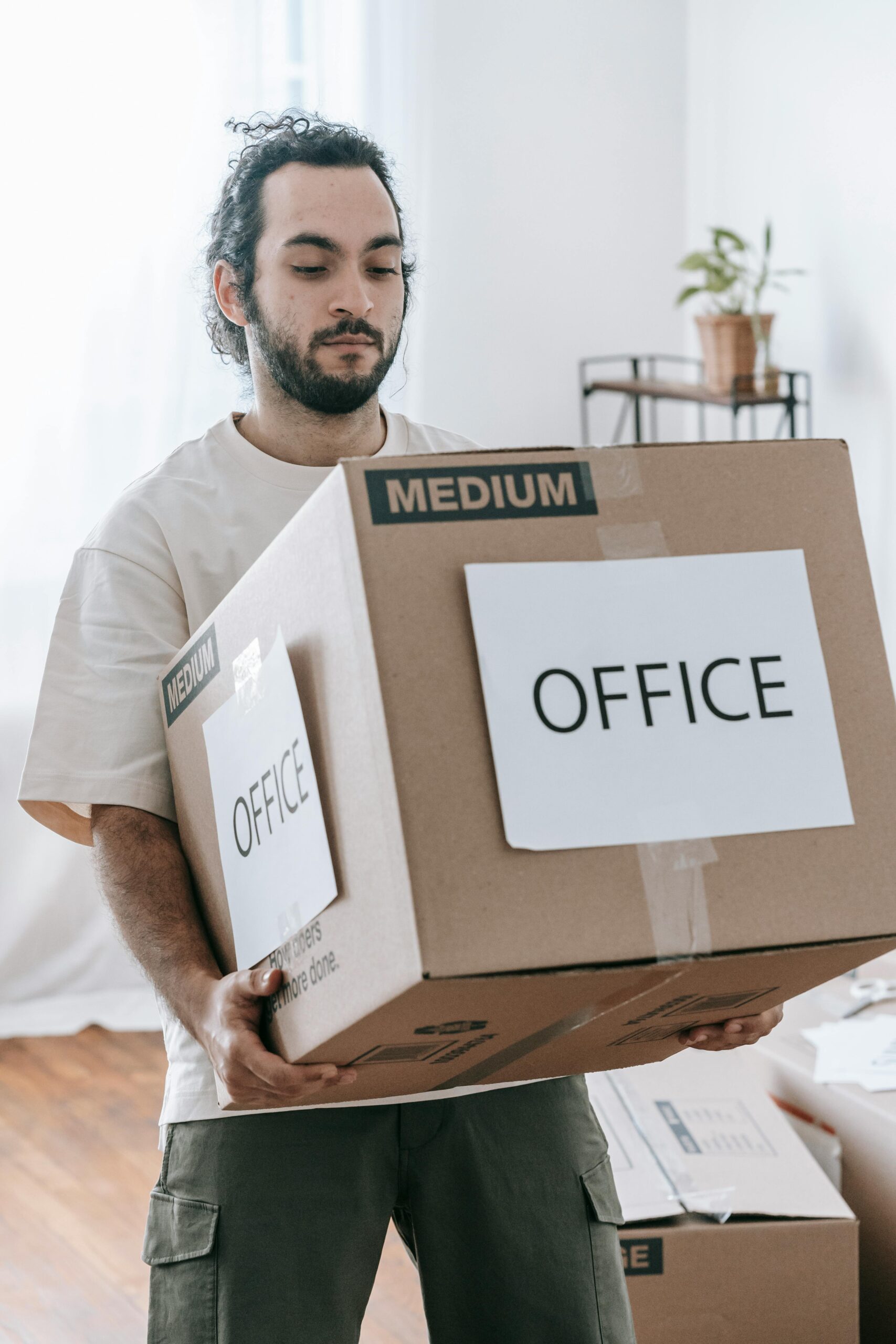 trabajador ayudando en mudanza de oficina